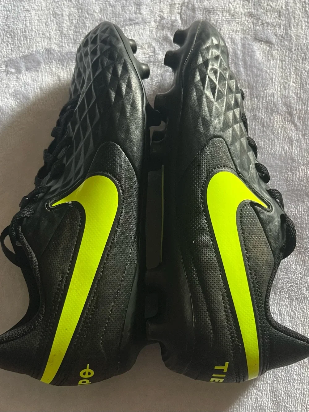 Nike Tempo Black Yellow Low Top Lace Up Cleats Shoe Size 4.5Y soccer 4.5 Y Youth